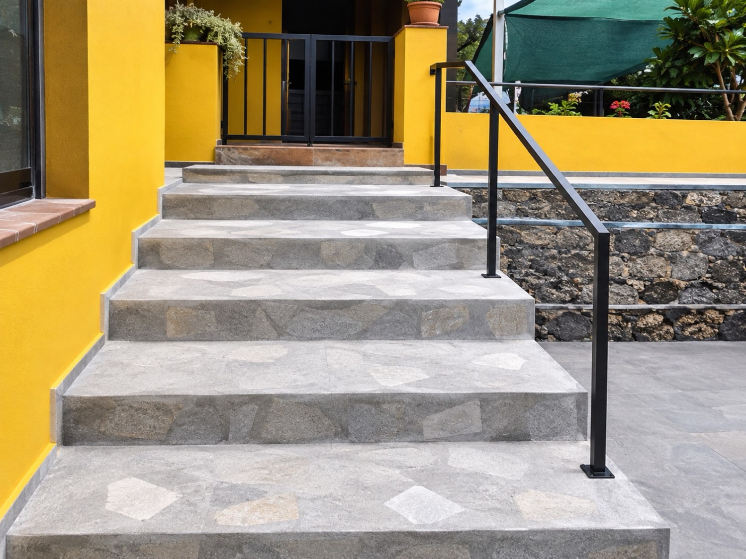 Escalera y acceso de piedra en vivienda de La Palma